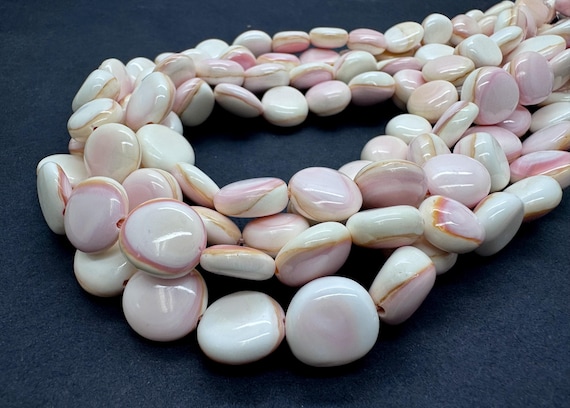 Natural Queen Conch Shell Beads 13mm Smooth Coin Pebble Flat Round Disc Pebble Soft Pink Luminous Creamy Shell for Artisan Jewelry Supply