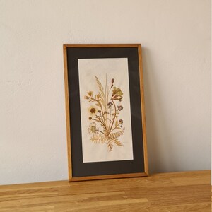VINTAGE Bellissimo quadro con fiori pressati, splendidamente incorniciato / vetro / legno 16 x 27 cm