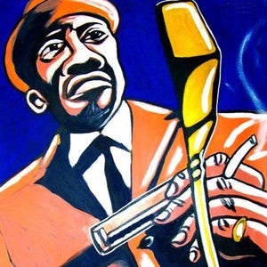 Può includere: Un dipinto arancione e nero di un uomo in giacca e cravatta che suona un sassofono giallo. L'uomo indossa un cappello arancione e una camicia bianca con cravatta nera. Lo sfondo è blu scuro.