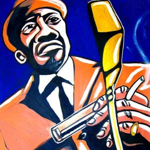 Può includere: Un dipinto arancione e nero di un uomo in giacca e cravatta che tiene un sassofono e una sigaretta. L'uomo indossa un cappello e un anello. Lo sfondo è blu scuro.