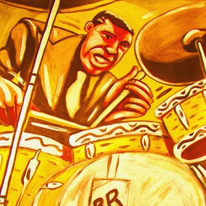 Puede incluir: Una pintura de un baterista tocando una batería. El baterista lleva una camisa amarilla y tiene barba negra. Los tambores son amarillos y marrones con un parche de tambor negro y blanco que dice "BR".