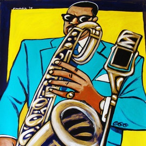 Puede incluir: Una pintura de un hombre con un traje turquesa tocando un saxofón dorado con un micrófono en el fondo. El fondo es amarillo.
