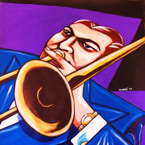 Könnte beinhalten: Ein Mann in einem blauen Anzug spielt Trombone. Die Trombone ist golden und hat einen großen Schalltrichter. Der Mann trägt eine goldene Uhr und hat einen ernsten Gesichtsausdruck. Der Hintergrund ist ein violetter Farbverlauf.