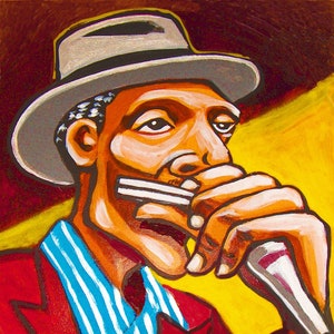 Può includere: Un dipinto di un uomo con un cappello grigio e una giacca rossa a righe blu e bianche. Sta suonando l'armonica con la mano destra.