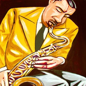 Op de afbeelding: Een schilderij van een persoon die een gouden saxofoon bespeelt. De persoon draagt een geel jack en een grijze broek. De achtergrond is donkerbruin.
