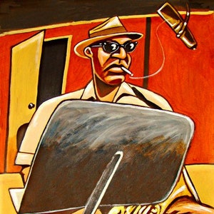 Op de afbeelding: Een schilderij van een man met een hoed en zonnebril, zittend op een stoel met een muziekstandaard voor zich. Hij houdt een sigaret in zijn mond en lijkt trompet te spelen. De achtergrond is een rode muur met een deur en een microfoon.