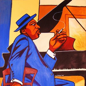 Könnte beinhalten: Ein Gemälde, das einen Mann in einem blauen Anzug und Hut zeigt, der auf einem Stuhl vor einem Klavier sitzt. Er hält eine Zigarette in seiner rechten Hand und blickt nach rechts. Das Klavier ist schwarz mit weißen Tasten und einem braunen Holzrahmen. Der Hintergrund ist eine Mischung aus Gelb, Orange und Blau.