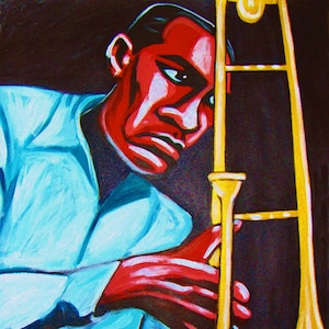 Op de afbeelding: Een schilderij van een persoon die trompet speelt. De persoon draagt een blauw shirt en heeft een rood gezicht. De trompet is goud en heeft een zwarte achtergrond.