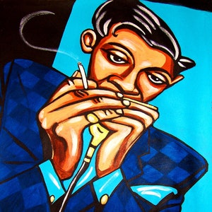 Può includere: Un dipinto di un uomo in un abito blu a quadri, che tiene una sigaretta nella mano destra e un'armonica a bocca nella mano sinistra. L'uomo ha i capelli scuri e i baffi. Lo sfondo è blu brillante.