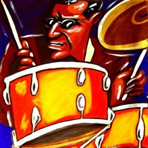 Può includere: Un dipinto colorato di un batterista che suona una batteria. Il batterista indossa occhiali da sole e una giacca nera. I tamburi sono rossi, arancioni e gialli. Il piatto è marrone e dorato.