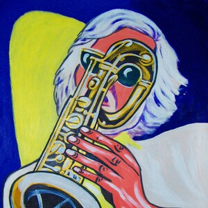 Op de afbeelding: Een schilderij van een persoon die een gouden saxofoon bespeelt. De persoon heeft wit haar en draagt een wit shirt met een gele kraag. De achtergrond is blauw.
