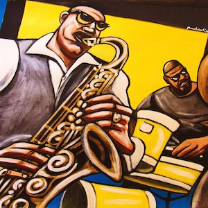 Puede incluir: Una pintura de dos músicos tocando jazz. El saxofonista está en primer plano, con una camisa blanca y un chaleco, tocando un saxofón dorado. El baterista está en el fondo, con una camisa oscura y tocando una batería. El fondo es amarillo y azul.
