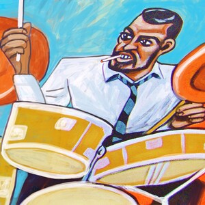 Op de afbeelding: Een cartoonillustratie van een drummer die een drumstel bespeelt. De drummer draagt een wit overhemd en een stropdas. De drums zijn geel en oranje. De drummer houdt een drumstick in zijn rechterhand en een sigaret in zijn linkerhand.