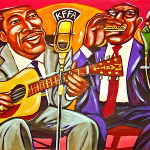 Può includere: Due uomini che suonano musica insieme. Un uomo suona una chitarra acustica e canta in un microfono con l'etichetta "KFFA". L'altro uomo suona l'armonica e tiene un microfono. Gli uomini indossano abiti e cravatte. Lo sfondo è rosa e arancione brillante.