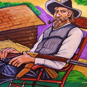 Puede incluir: Una pintura de un hombre con barba que lleva un sombrero y está sentado en una mecedora. Está sosteniendo un rifle y fumando una pipa. El fondo es un paisaje morado y amarillo con un pequeño edificio de madera.