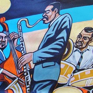 Op de afbeelding: Een schilderij van een jazzband die speelt. De band bestaat uit een saxofonist, een bassist en een drummer. De saxofonist draagt een blauw pak en speelt een gouden saxofoon. De bassist draagt een blauw pak en speelt een rode contrabas. De drummer draagt een wit overhemd en speelt een drumstel. Het schilderij is gemaakt in een gestileerde, cartoonachtige stijl.