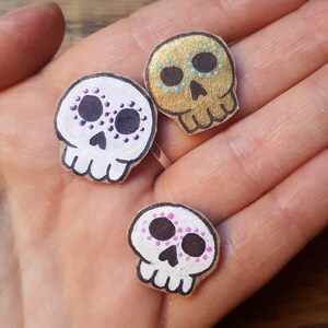 Alfileres de calavera hechos a mano