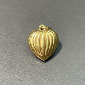 Vintage 18K Yellow Gold Ribbed Heart Charm Pendant