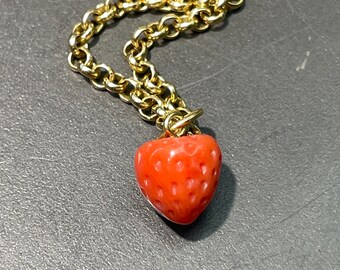 18K Gold kleiner Koralle geschnitzter Erdbeeranhänger