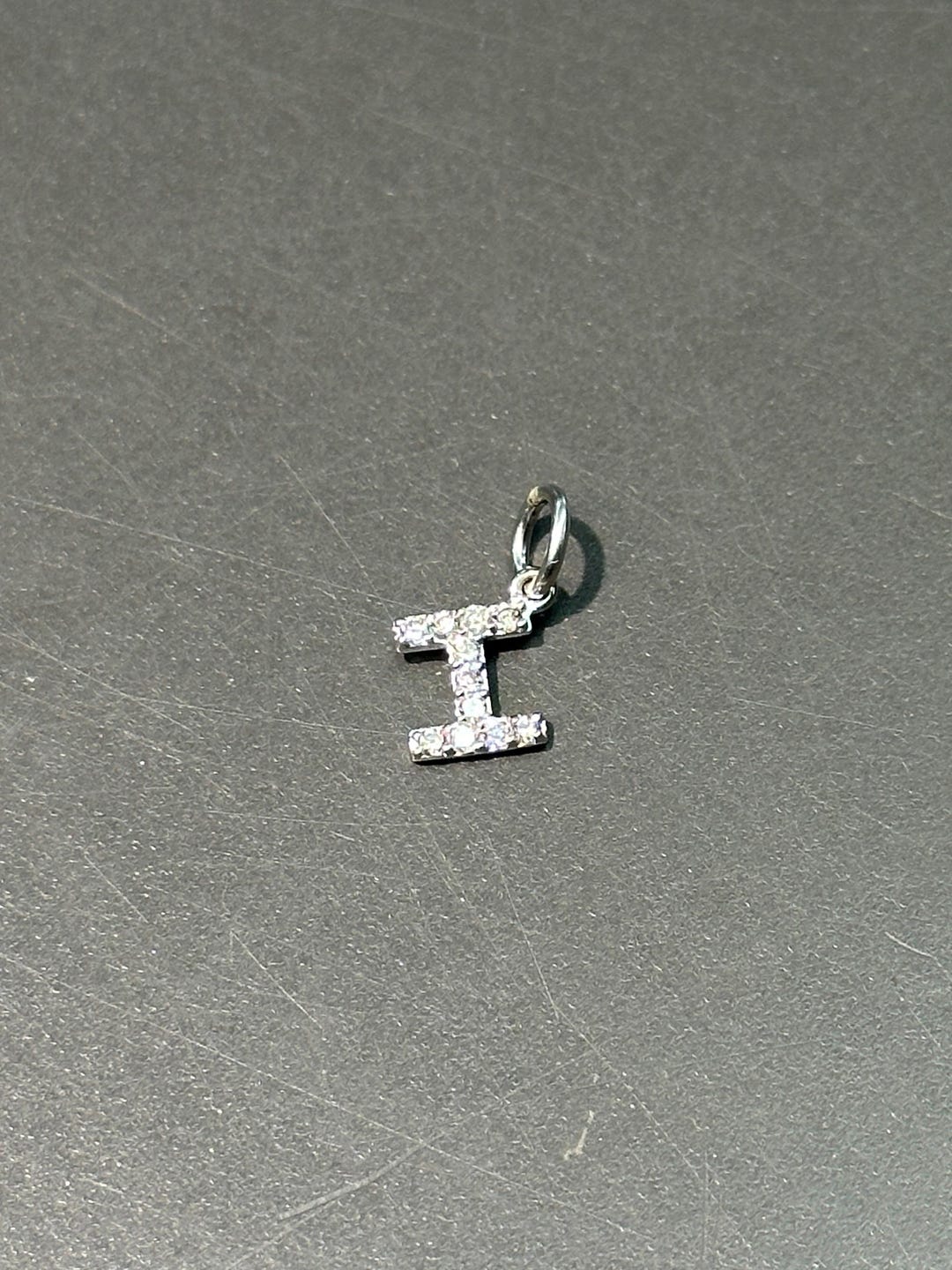 Charm doré lettre I