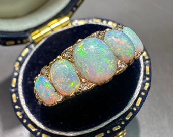 Antieke Edwardiaanse 18 kt geelgouden opaal diamanten ring met vijf stenen