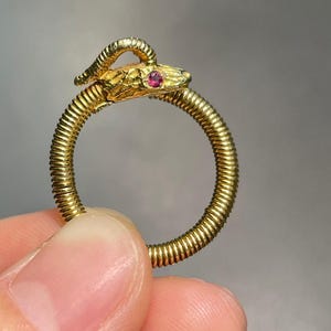 Anello vintage in oro 18 carati con rubino e ariete