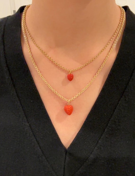 Collana Con Fragola Rossa 3D: Il Tocco Dolce E Fruttato Per Il Tuo Look!
