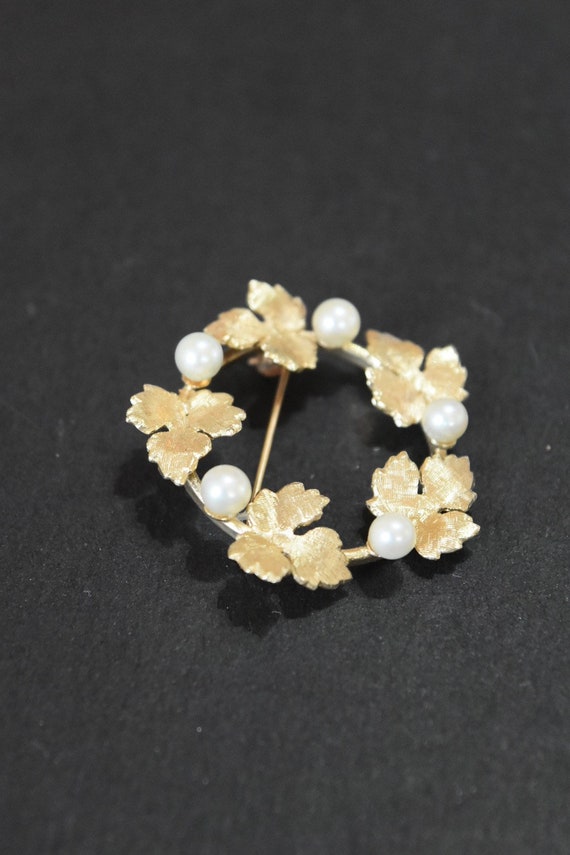 Vintage 14K Gold Maple Leaf and Pearl Circle Broo… - image 4