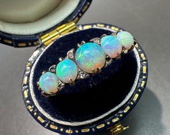 Antieke Edwardiaanse vijf stenen opaal diamanten ring