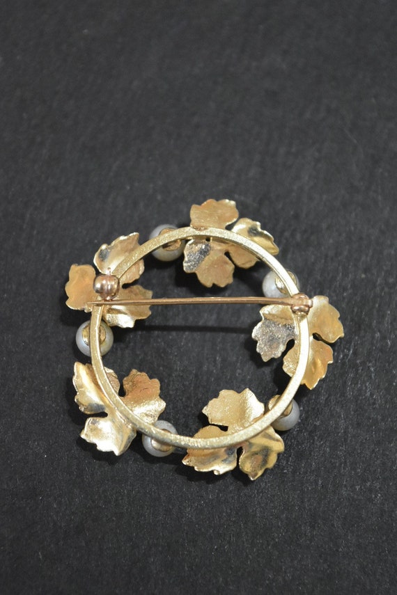 Vintage 14K Gold Maple Leaf and Pearl Circle Broo… - image 2