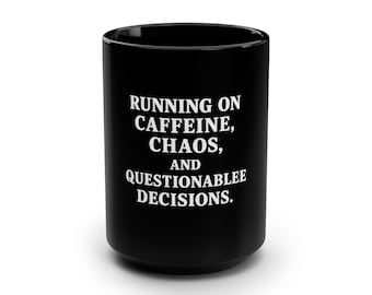 Taza de cerámica negra de 15 oz con texto "Corriendo con cafeína, caos y decisiones cuestionables"