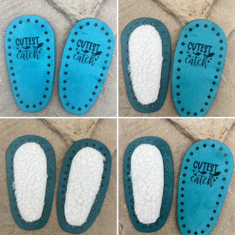 Puede incluir: Un conjunto de suelas de zapato ovaladas de color azul cerceta con agujeros preperforados en los bordes para coser. Algunas suelas tienen un forro de piel sint&eacute;tica blanca, mientras que otras muestran el texto negro Cutest catch.