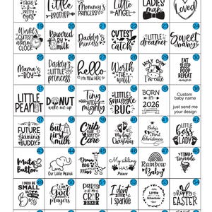 Puede incluir: Una cuadr&iacute;cula de 68 dise&ntilde;os gr&aacute;ficos en blanco y negro para patucos de beb&eacute;, cada uno numerado y con frases &uacute;nicas como Mommy's Little Princess, Little Man y Born in 2026, junto a ilustraciones de animales e iconos infantiles.