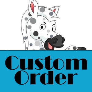 Peut inclure: Un cheval de dessin animé tacheté avec un nez rose regarde par-dessus une bannière bleue avec le texte "Custom Order" en noir.