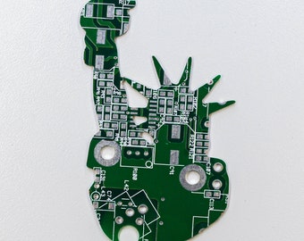 Estatua de la Libertad - Cortada de una placa de circuito reciclado - Elija la opción: Imán, Pin u Adorno