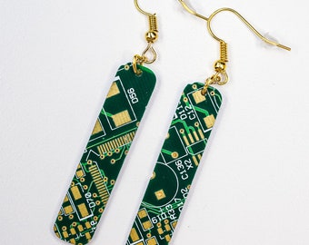 Könnte beinhalten: Ein Paar grüne und goldene Ohrringe aus recycelten Leiterplatten. Die Ohrringe sind rechteckig und haben einen goldenen Hakenverschluss.