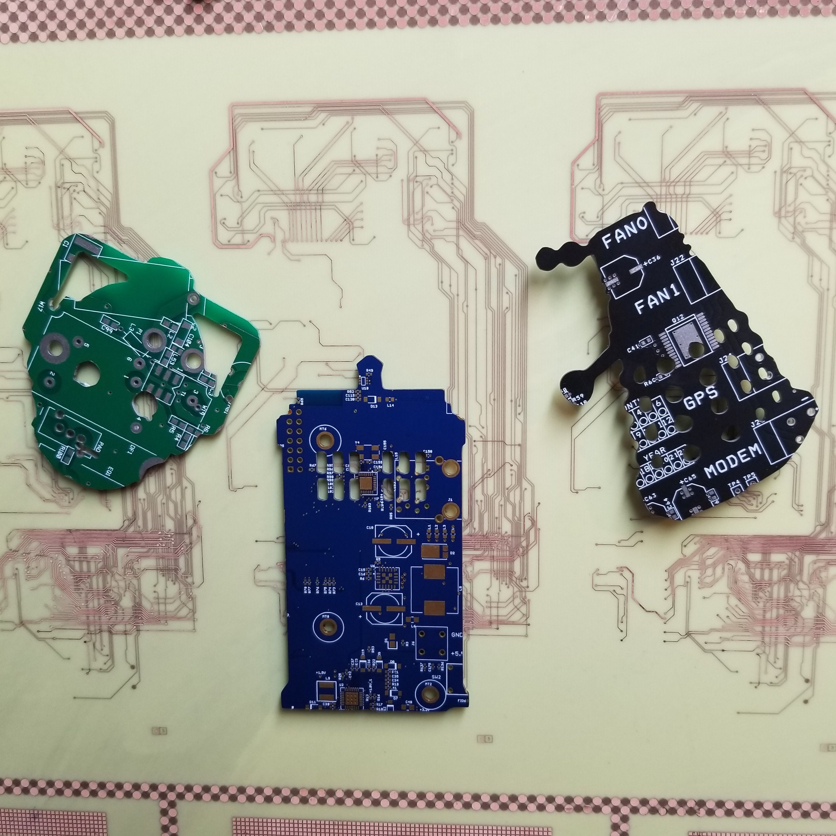 Conjunto de presente Doctor Who - recortado de placa de circuito reciclado - escolha a opção: ímã, alfinete ou enfeite