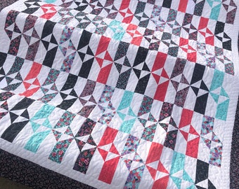 Blommigt mönstrat kakelvågor quilt handgjort