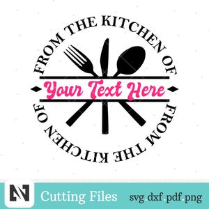 Pu&ograve; includere: Design circolare in bianco e nero con il testo "From the Kitchen of" e "From the Kitchen" in un cerchio attorno a una forchetta, un coltello e un cucchiaio. Il testo "Your Text Here" &egrave; su uno striscione rosa.