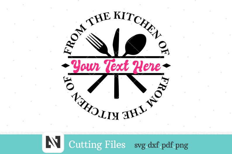 Pu&ograve; includere: Design circolare in bianco e nero con il testo "From the Kitchen of" e "From the Kitchen" in un cerchio attorno a una forchetta, un coltello e un cucchiaio. Il testo "Your Text Here" &egrave; su uno striscione rosa.