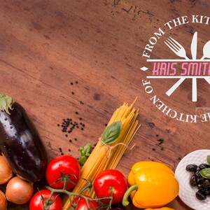 Pu&ograve; includere: Un tavolo di legno con vari ingredienti per cucinare, tra cui melanzane, pomodori, cipolle, pasta e grani di pepe nero. Un cerchio bianco con il testo "From the Kitchen of Kris Smithson" si trova nell'angolo in alto a destra.