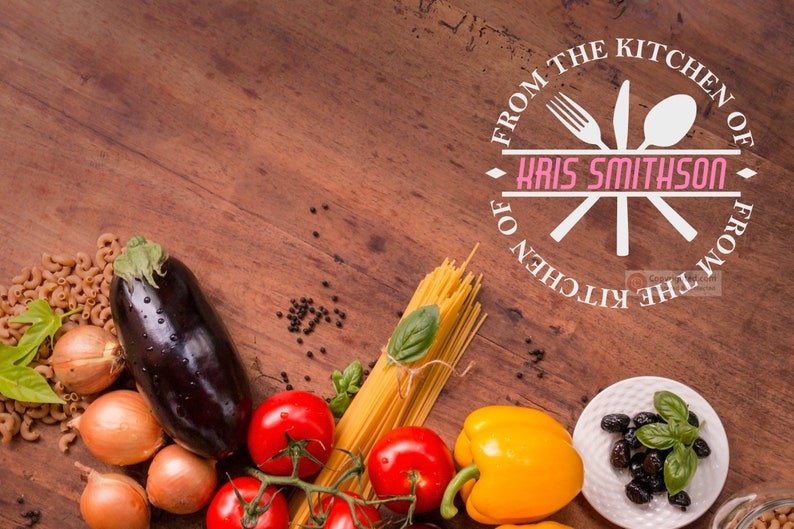 Pu&ograve; includere: Un tavolo di legno con vari ingredienti per cucinare, tra cui melanzane, pomodori, cipolle, pasta e grani di pepe nero. Un cerchio bianco con il testo "From the Kitchen of Kris Smithson" si trova nell'angolo in alto a destra.