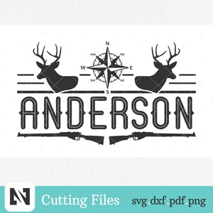Könnte beinhalten: Schwarz-weiß Grafikdesign mit dem Namen "ANDERSON", flankiert von Hirschsilhouetten, Gewehren und einer Windrose. Der untere Teil des Bildes zeigt "Cutting Files" und Dateitypoptionen.