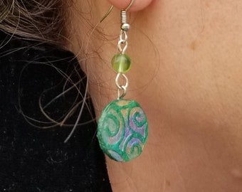 Pendientes de disco en espiral: cuentas de vidrio verde, joyería de papel maché reciclado