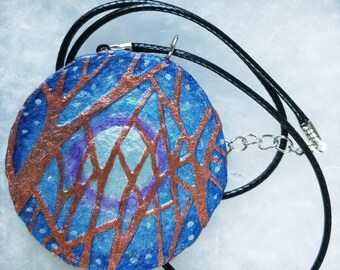Colgante de rama de árbol de luna llena pintado a mano: joyería de papel maché reciclado