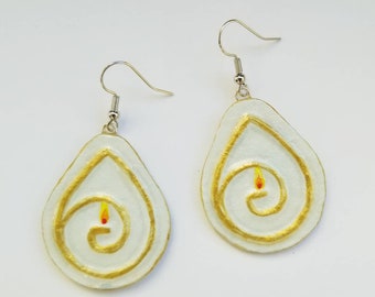 Pendientes de cáliz llameante hechos a mano: joyería religiosa de oro con forma de lágrima.