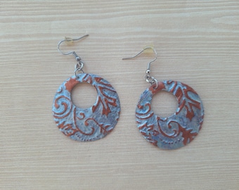 Pendientes colgantes redondos, pendientes de disco color cobre plateado, hojas meciéndose con el viento.