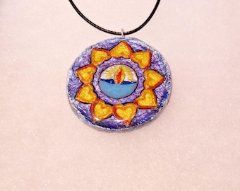 Collar con colgante de cáliz llameante: joyería de papel reciclado esculpida a mano