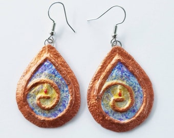 Pendientes de cáliz llameante: colgantes de lágrima de cobre, papel reciclado esculpido, arte original, joyería UU
