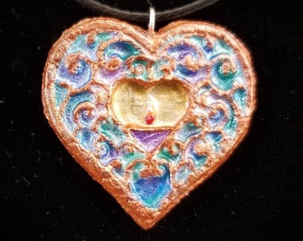 Colgante Corazón de Cáliz Flamígero: Cobre iridiscente, Arte en papel maché reciclado